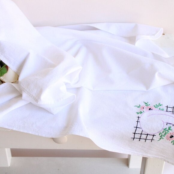 Vintage 1950s Tablecloth, Embroidered Eggplant, Or Kitchen Towel - Picture 5 of 10